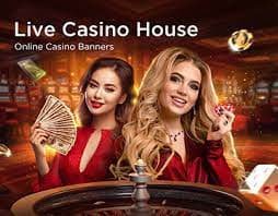 Pemain di meja Qiu Qiu platform bosswin menganalisis kombinasi kartu mereka dengan cermat